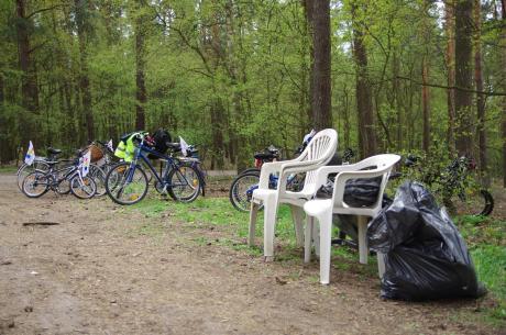 Rowerzyści sprzątają las